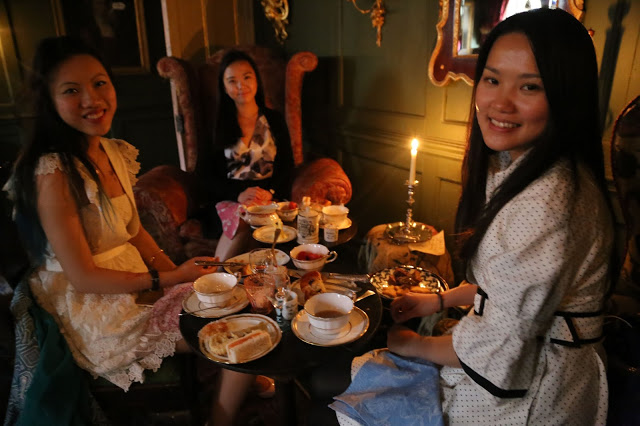 Guests at MsMarmitelover's 18th century tea party at Dennis Severs house, 18 Folgate St, Spitalfields, london,