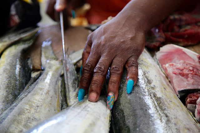 manicure at the fish market, grenada