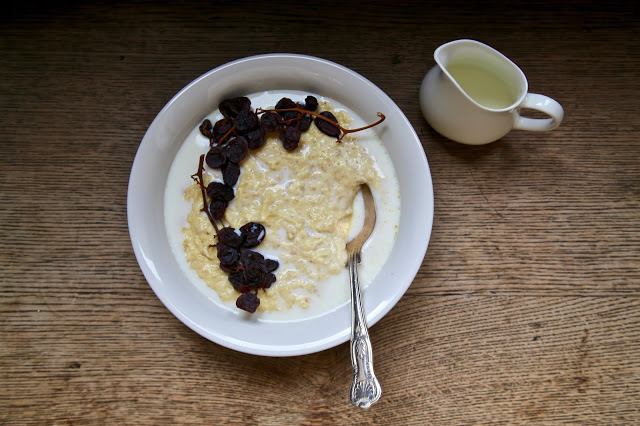 Porridge with dried Moscatel grapes