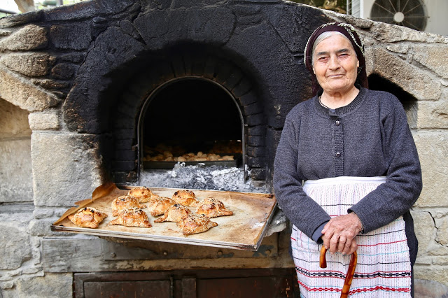 Baker with flaounes, Cyprus pic: Kerstin Rodgers/msmarmitelover.com