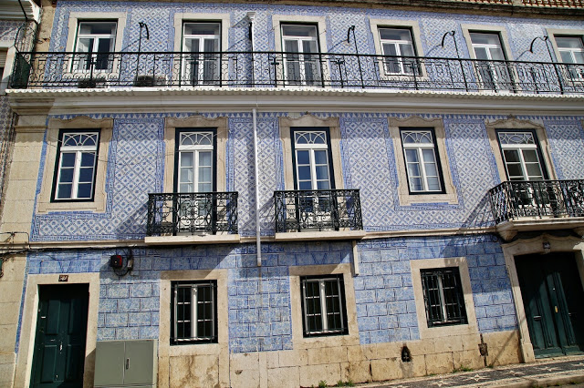tiled buildings, Lisbon, Portugal:  Pic: Keratin Rodgers/msmarmitelover