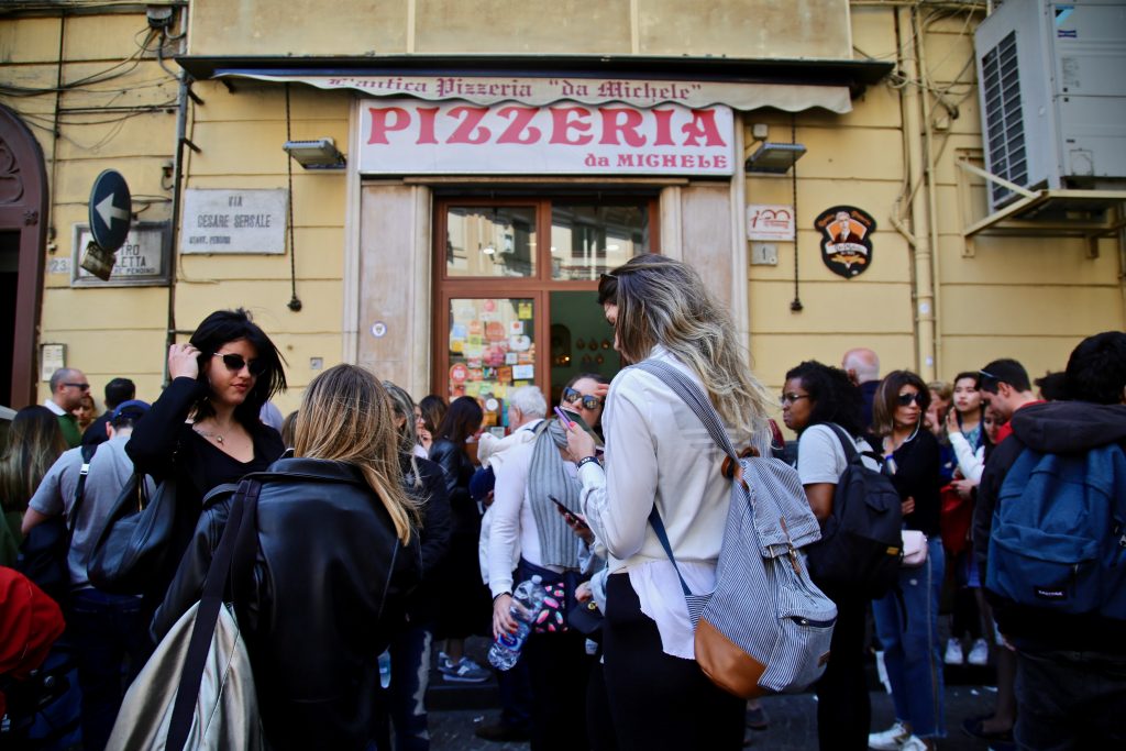 l'antica pizzeria da michele , Naples, queue outside pix: Kerstin Rodgers/msmarmitelover.com
