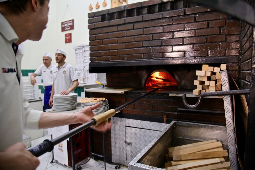 L'antica pizzeria da michele, Naples pix: Kerstin Rodgers/msmarmitelover.com