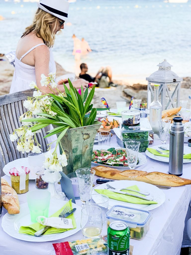 Diamond wedding picnic on the beach, Provence, Var pix: Kerstin Rodgers/msmarmitelover.com