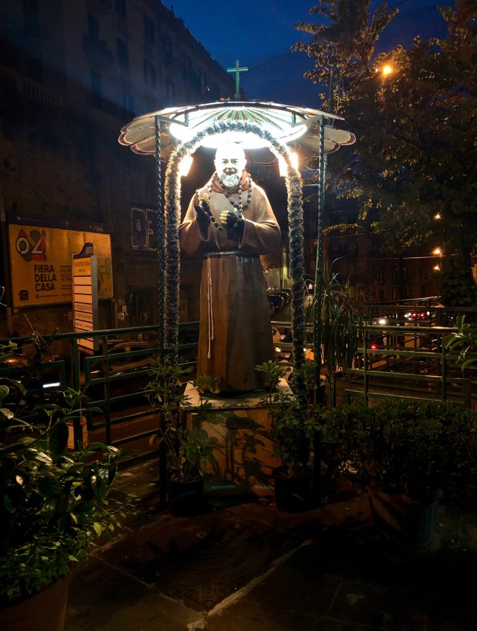 corner monks, Naples pix: Kerstin Rodgers/msmarmitelover.com